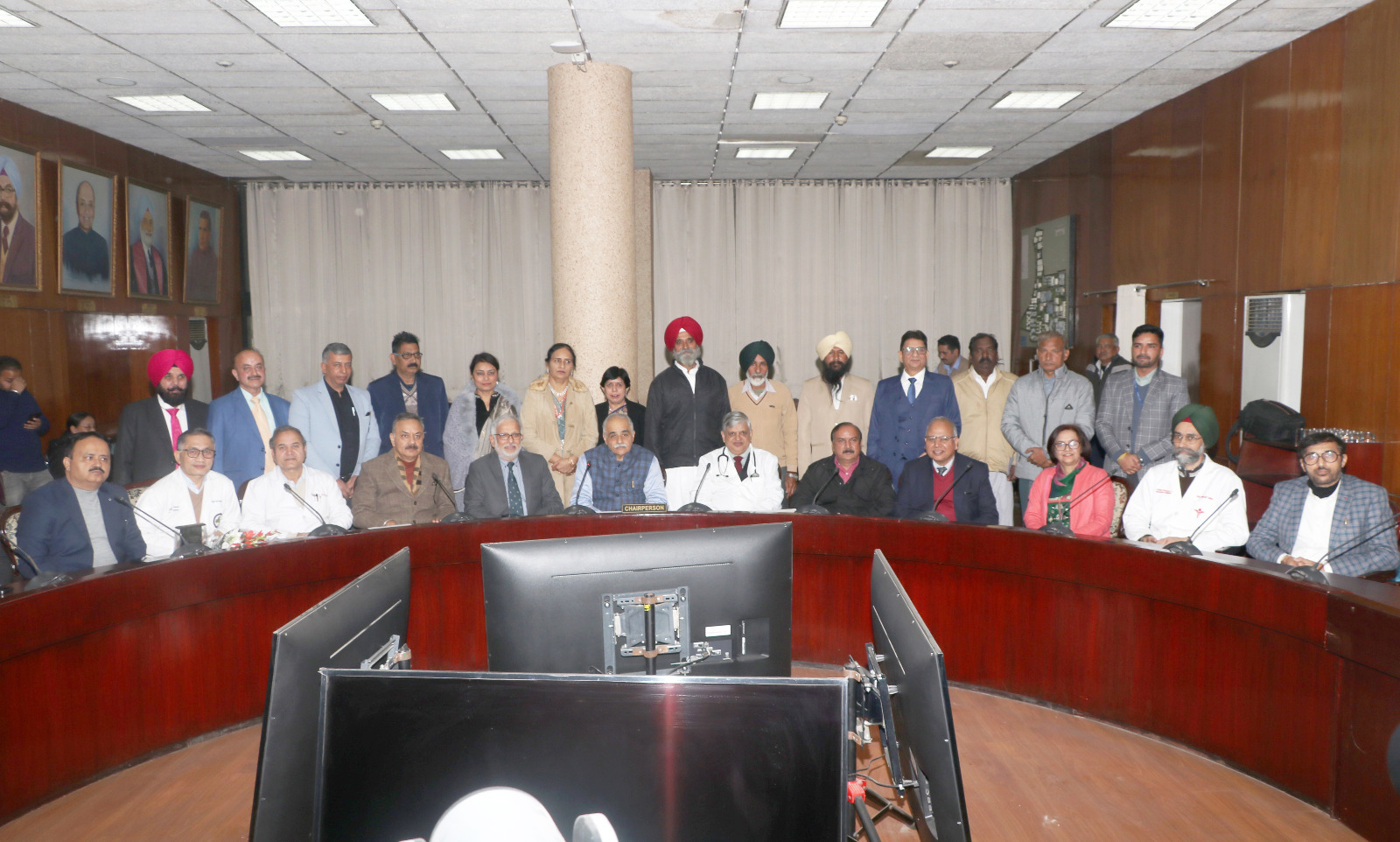 पीजीआईएमईआर के निदेशक प्रोफेसर विवेक लाल ने आज 15 अधिकारियों/कर्मचारियों को उनकी सेवानिवृत्ति पर सम्मानित किया।
